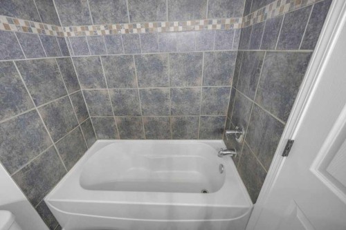1-8112 36 Avenue Nw, Calgary, AB - Indoor Photo Showing Bathroom