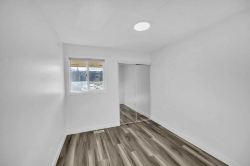 1-8112 36 Avenue Nw, Calgary, AB - Indoor Photo Showing Other Room