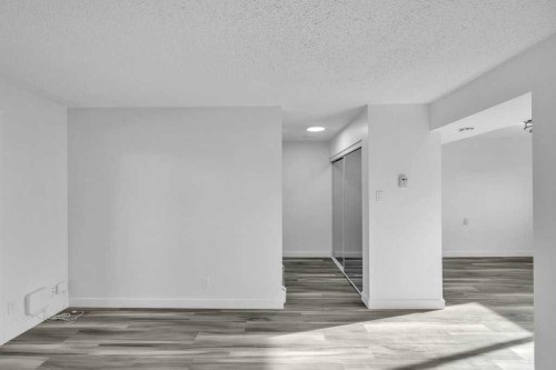 1-8112 36 Avenue Nw, Calgary, AB - Indoor Photo Showing Other Room