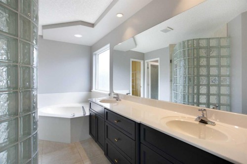 3414 Douglasdale Boulevard Se, Calgary, AB - Indoor Photo Showing Bathroom