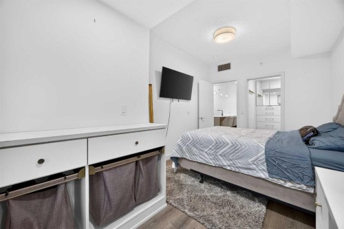 207-3450 19 Street Sw, Calgary, AB - Indoor Photo Showing Bedroom