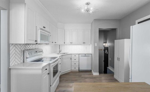 727 67 Avenue Sw, Calgary, AB - Indoor Photo Showing Kitchen
