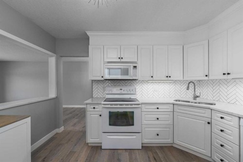 727 67 Avenue Sw, Calgary, AB - Indoor Photo Showing Kitchen