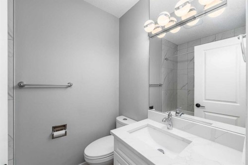 727 67 Avenue Sw, Calgary, AB - Indoor Photo Showing Bathroom