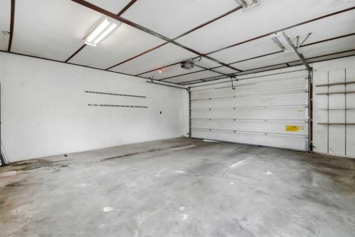 1211 Maitland Drive Ne, Calgary, AB - Indoor Photo Showing Garage