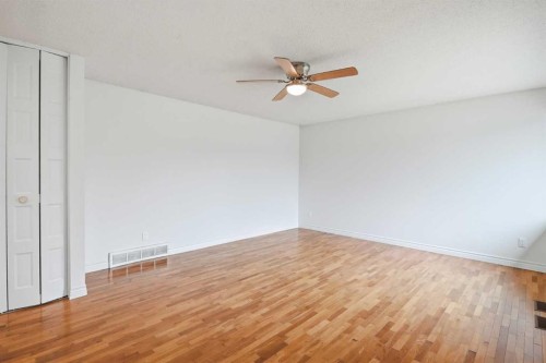 1211 Maitland Drive Ne, Calgary, AB - Indoor Photo Showing Other Room