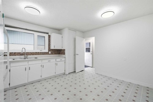 1211 Maitland Drive Ne, Calgary, AB - Indoor Photo Showing Kitchen With Double Sink