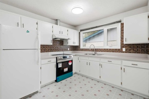 1211 Maitland Drive Ne, Calgary, AB - Indoor Photo Showing Kitchen With Double Sink