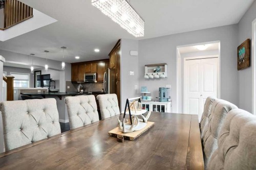 81 New Brighton Heights Se, Calgary, AB - Indoor Photo Showing Living Room