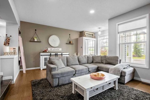 81 New Brighton Heights Se, Calgary, AB - Indoor Photo Showing Living Room