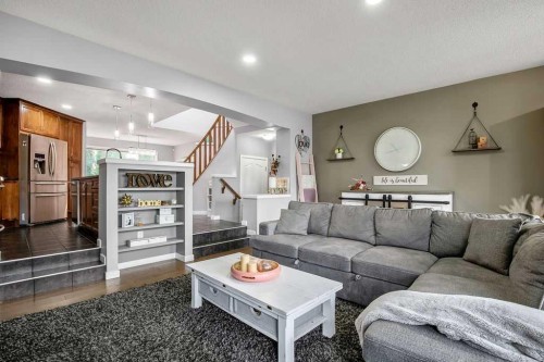 81 New Brighton Heights Se, Calgary, AB - Indoor Photo Showing Living Room