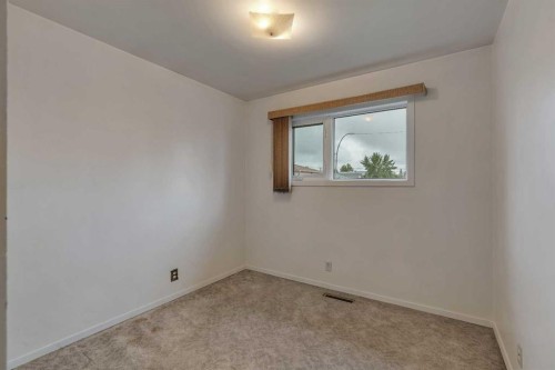 219 Tache Avenue Nw, Calgary, AB - Indoor Photo Showing Other Room