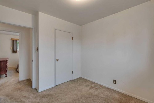 219 Tache Avenue Nw, Calgary, AB - Indoor Photo Showing Other Room