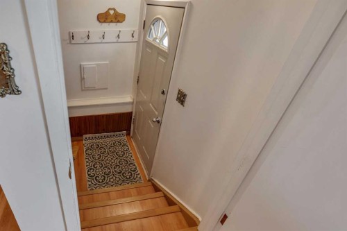 219 Tache Avenue Nw, Calgary, AB - Indoor Photo Showing Other Room