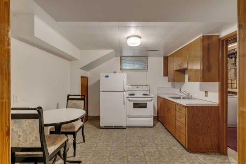 219 Tache Avenue Nw, Calgary, AB - Indoor Photo Showing Kitchen