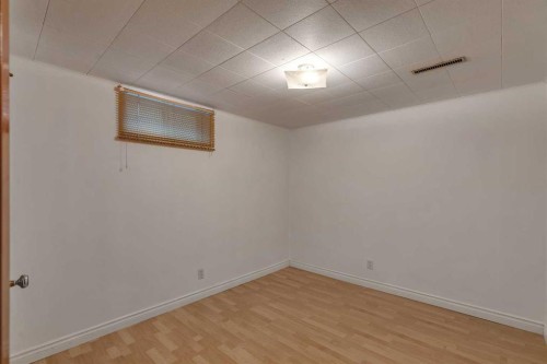 219 Tache Avenue Nw, Calgary, AB - Indoor Photo Showing Other Room