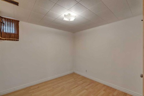 219 Tache Avenue Nw, Calgary, AB - Indoor Photo Showing Other Room