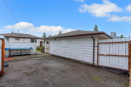 219 Tache Avenue Nw, Calgary, AB - Outdoor