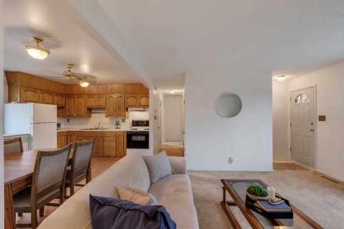 219 Tache Avenue Nw, Calgary, AB - Indoor