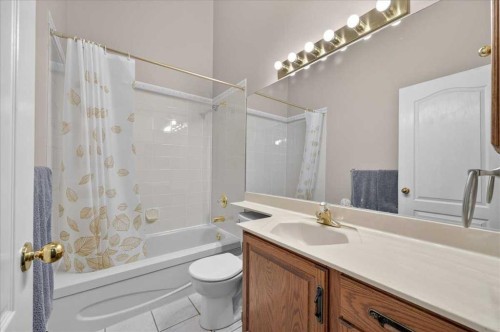 876 Shawnee Drive Sw, Calgary, AB - Indoor Photo Showing Bathroom