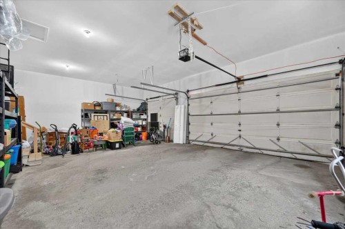 876 Shawnee Drive Sw, Calgary, AB - Indoor Photo Showing Garage