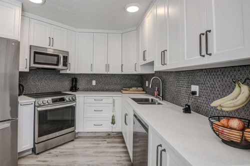 58 Sierra Morena Gardens Sw, Calgary, AB - Indoor Photo Showing Kitchen With Double Sink With Upgraded Kitchen