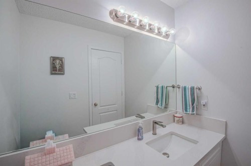 58 Sierra Morena Gardens Sw, Calgary, AB - Indoor Photo Showing Bathroom