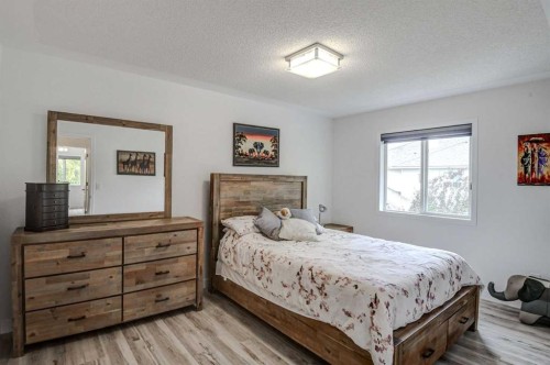 58 Sierra Morena Gardens Sw, Calgary, AB - Indoor Photo Showing Bedroom