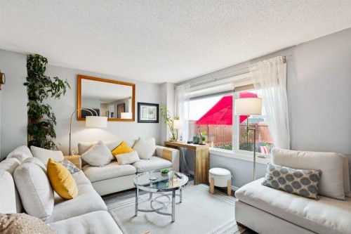 38-3620 51 Street Sw, Calgary, AB - Indoor Photo Showing Living Room