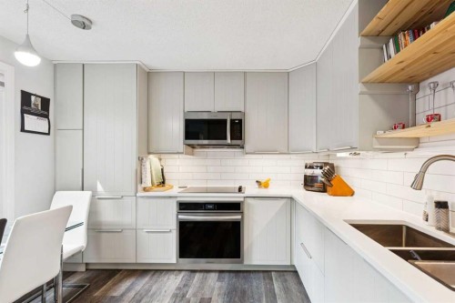 38-3620 51 Street Sw, Calgary, AB - Indoor Photo Showing Kitchen With Double Sink With Upgraded Kitchen
