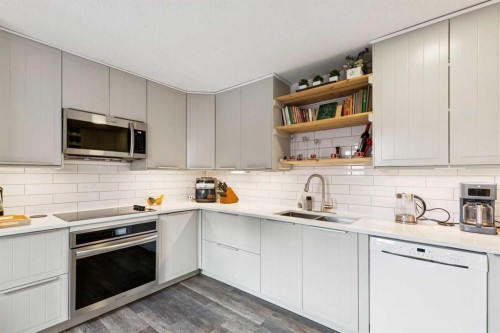 38-3620 51 Street Sw, Calgary, AB - Indoor Photo Showing Kitchen With Double Sink With Upgraded Kitchen
