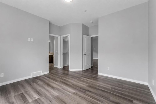 217 Lucas Crescent Nw, Calgary, AB - Indoor Photo Showing Other Room