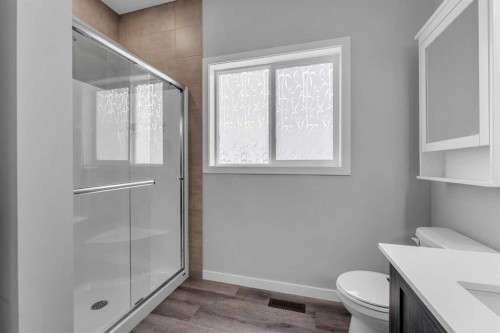 217 Lucas Crescent Nw, Calgary, AB - Indoor Photo Showing Bathroom