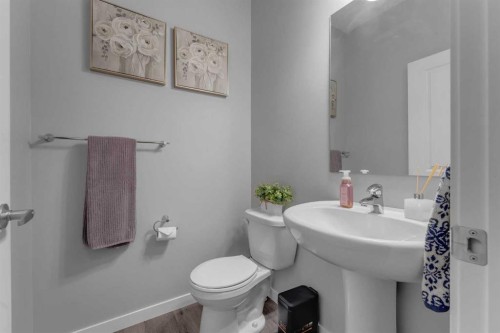 217 Lucas Crescent Nw, Calgary, AB - Indoor Photo Showing Bathroom