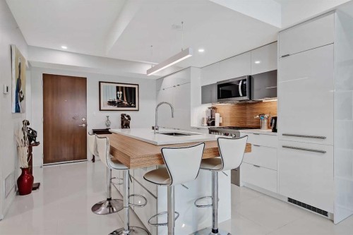 307-1020 9 Avenue Se, Calgary, AB - Indoor Photo Showing Kitchen With Upgraded Kitchen
