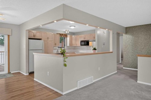 152 Maddock Way Ne, Calgary, AB - Indoor Photo Showing Kitchen