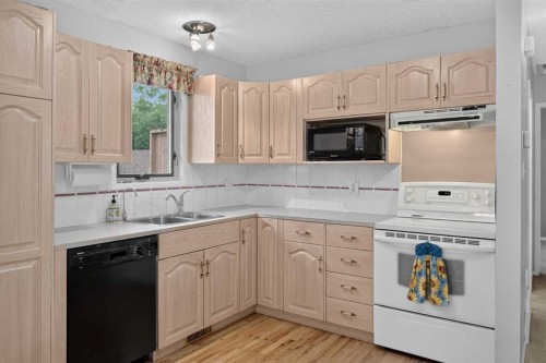152 Maddock Way Ne, Calgary, AB - Indoor Photo Showing Kitchen With Double Sink