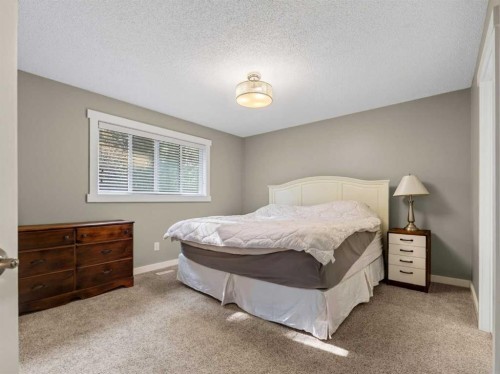 13704 Deer Run Boulevard Se, Calgary, AB - Indoor Photo Showing Bedroom