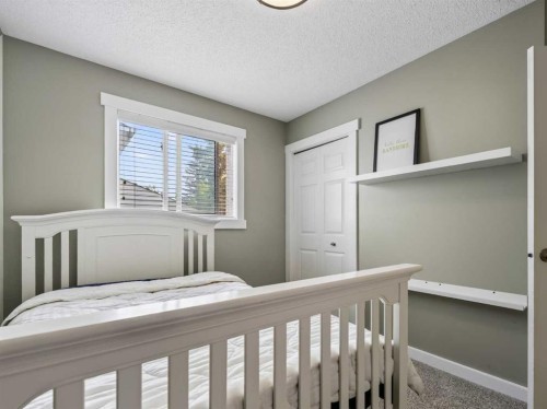 13704 Deer Run Boulevard Se, Calgary, AB - Indoor Photo Showing Bedroom