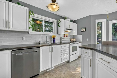 83 Millrise Crescent Sw, Calgary, AB - Indoor Photo Showing Kitchen