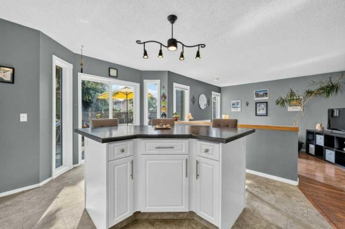 83 Millrise Crescent Sw, Calgary, AB - Indoor Photo Showing Kitchen