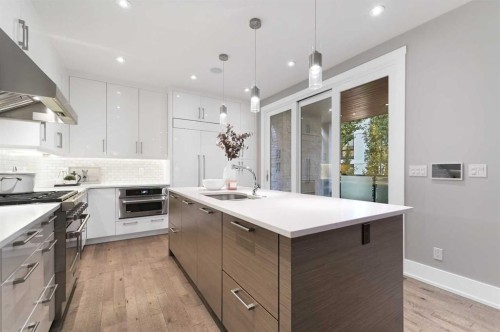 826 Durham Avenue Sw, Calgary, AB - Indoor Photo Showing Kitchen With Upgraded Kitchen