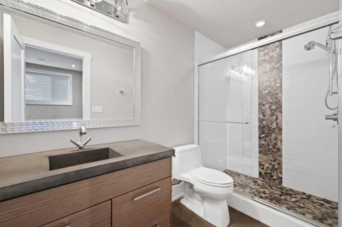 826 Durham Avenue Sw, Calgary, AB - Indoor Photo Showing Bathroom