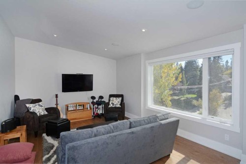 826 Durham Avenue Sw, Calgary, AB - Indoor Photo Showing Living Room