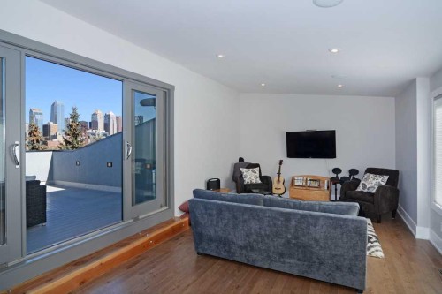 826 Durham Avenue Sw, Calgary, AB - Indoor Photo Showing Living Room