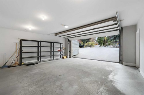 826 Durham Avenue Sw, Calgary, AB - Indoor Photo Showing Garage