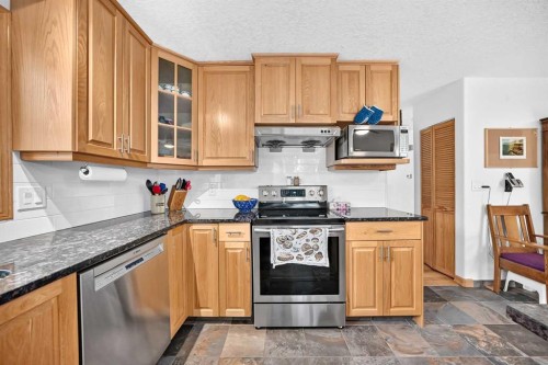6203 Dalmarnock Green Nw, Calgary, AB - Indoor Photo Showing Kitchen
