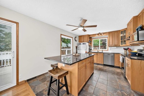 6203 Dalmarnock Green Nw, Calgary, AB - Indoor Photo Showing Kitchen