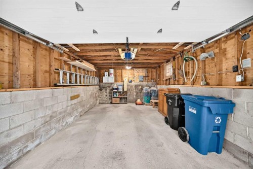 6203 Dalmarnock Green Nw, Calgary, AB - Indoor Photo Showing Garage