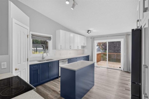 940 Coventry Drive Ne, Calgary, AB - Indoor Photo Showing Kitchen
